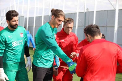 Sivasspor'da Kaleci Emre Satilmis'a Sürpriz Dogum Günü Kutlamasi