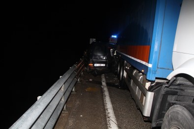 Tir Ile Bariyer Arasina Sikisarak Hurdaya Dönen Hafif Ticari Otomobilden Sag Çiktilar
