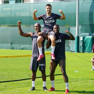 Trabzonspor'da Nwakaeme Eldivenleri Giydi