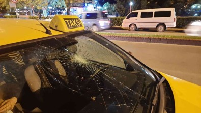 Yolun Karsisina Geçmek Isteyen Genç Kiza Taksi Çarpti