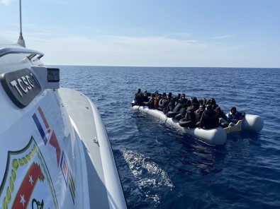 Yunan Unsurlarinca Geri Itilen 100 Düzensiz Göçmen Kurtarildi