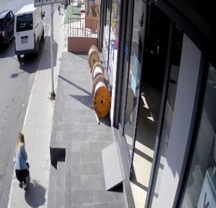 Atasehir'de Yolda Buldugu 15 Bin TL'yi Alip Arkasina Bakmadan Kayiplara Karisti