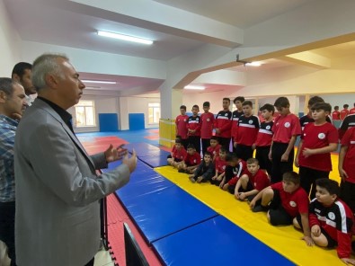 Baskan Öztürk Sporcularla