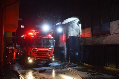 Bayrampasa'da Cila Atölyesinde Yangin Açiklamasi 1 Itfaiye Eri Dumandan Etkilendi