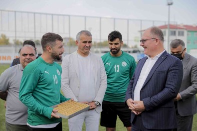 Belediye Baskani Bilgin'den Lider Takima Baklava Dopingi