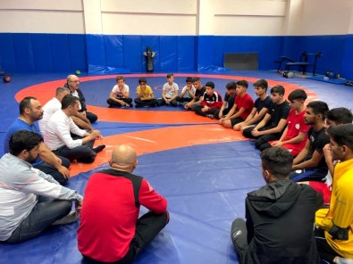 Gençlik Ve Spor Hizmetleri Genel Müdürü Baykan, Elazig Güresçileriyle Görüstü