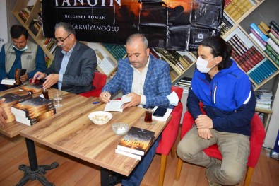 Gördesli Yazarlar Için Imza Günü Yapildi