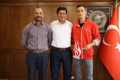 Milli Sporcu Basarisini Baskan Özcan Ile Paylasti