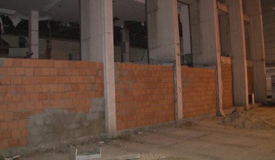 Reza Zarrab'in Holding Binasinin Girisine Hirsizlari Engellemek Için Duvar Örüldü