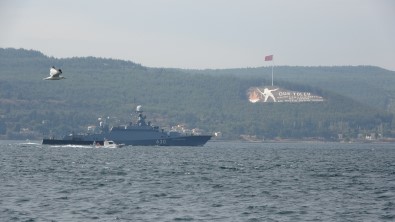 Rus Savas Gemisi Çanakkale Bogazi'ndan Geçti