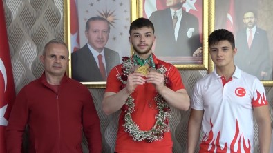 Türkiye'yi 51 Ülke Arasinda Temsil Etti, Dünya Sampiyonu Oldu