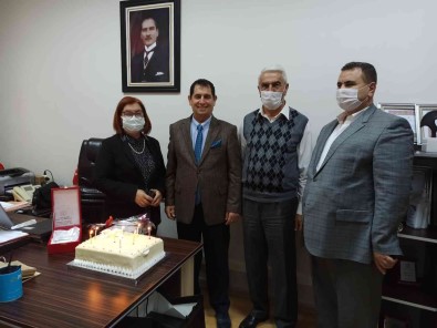 Emekliye Ayrilan Eskisehir Il Kültür Turizm Müdür Yardimcisi Mecit Uyanik Plaketle Ödüllendirildi