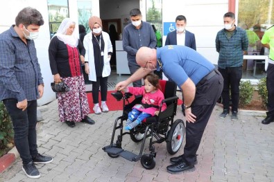 Emniyet Müdürü Yilmaz'dan Engelli Çocuga Akülü Araba