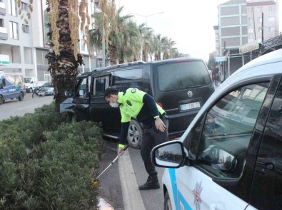 Ödemis'teki Kazada 1'I Agir 3 Kisi Yaralandi