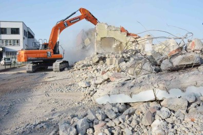 Kiziltepe'de 45 Yillik Tribün Yiktirildi, Yerine Yenisi Yapiliyor
