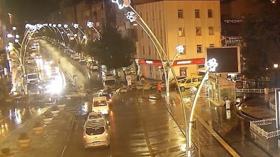 Sehir Merkezinden Geçen Koyun Sürüsü Ilginç Görüntüler Olusturdu