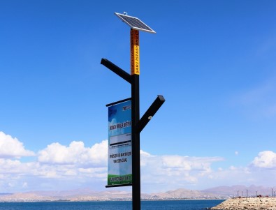 Günes Enerjisiyle Çalisan Telefon Sarj Istasyonu Üretildi