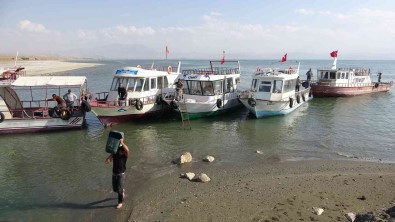 Van Gölü'nde Kuraklik Etkisi Açiklamasi Balikçi Tekneleri Limana Yanasamadi