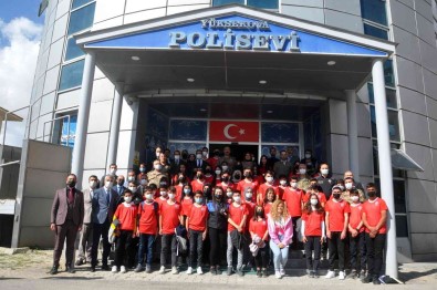 Yüksekova Emniyet Müdürlügü 40 Ögrenciyi Ankara Gönderdi