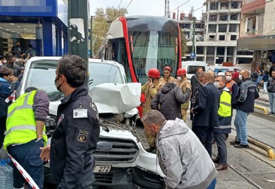 İstanbul'da tramvay ile minibüs çarpıştı!
