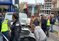 İstanbul'da tramvay ile minibüs çarpıştı!