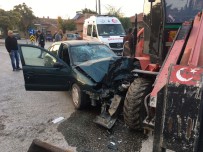 Otomobil Ile Forklift Çarpisti, 2 Kisi Araçta Sikisti