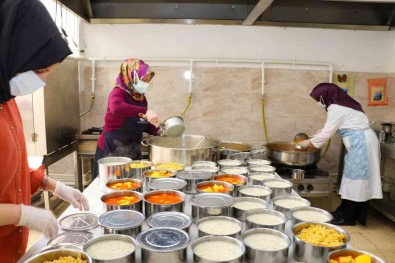 Safranbolu'da Her Gün 40 Aileye Sicak Yemek Dagitiliyor