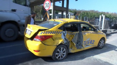 Avcılar gişelerinde, ticari taksi ile hafriyat kamyonu çarpıştı