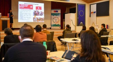 'Sürdürülebilir Kalkinma Için STK'lar' Projesi Egitimlerinin Eskisehir Programi Gerçeklestirildi