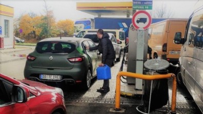 Avrupa’da akaryakıt krizi büyüyor! Ucuz benzin için kilometrelerce yol gidiyorlar