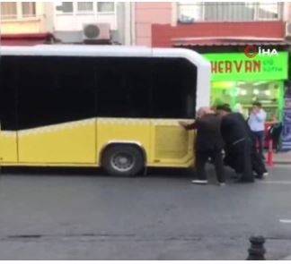 CHP'li İstanbul'da 'şaşırtmayan manzara' İETT otobüsü elle itildi!