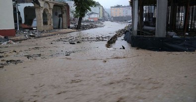 Kastamonu'nun Bozkurt ilçesi sele teslim! Sokaklar sular altında kaldı