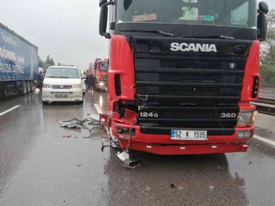 Sakarya TEM'de zincirleme kaza: 23 araç birbirine girdi