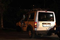 Izmir'de Kontrolden Çikan Otomobil Agaca Çarpti Açiklamasi 1 Ölü, 2 Yarali