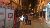Apartmanin Çatisi Alev Alev Yandi, Mahalleli Sokaga Döküldü