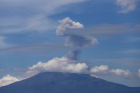 Popocatepetl Yanardagi Kül Ve Duman Püskürtmeye Devam Ediyor