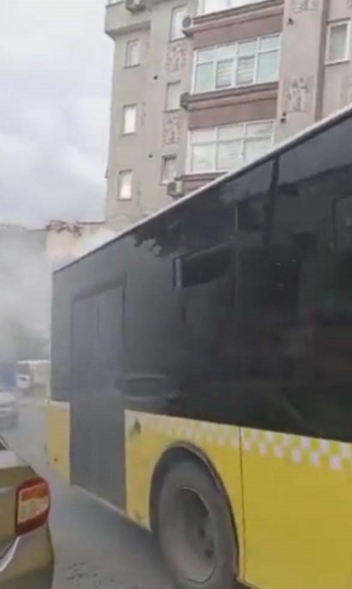 Arızalanan İETT otobüsü dumanlar içinde yola devam etti