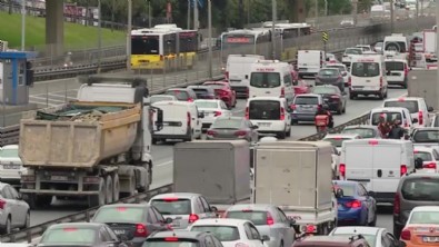 Yarım günlük mesai, İstanbul'da trafiği olumsuz etkiledi!