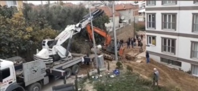 Bursa'da alt yapı çalışması sırasında kepçe kendi kazdığı kuyuya düştü