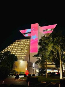 Doha'da Cumhuriyet Bayrami Otel Binasina Türk Bayragi Yansitilarak Kutlandi