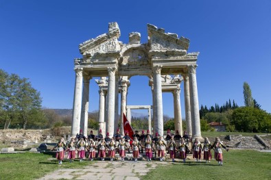 Efeler, Cumhuriyet Bayrami'ni 2 Bin 500 Yillik Antik Kentte Kutladi