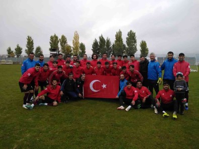 Elazigspor, 29 Ekim'i Türk Bayragi Açarak Kutladi