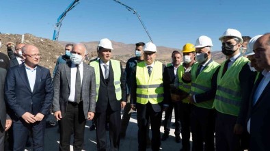 Imkansizliktan Kaldigi Evin Yerine Simdi Yüksekokul Yaptiriyor