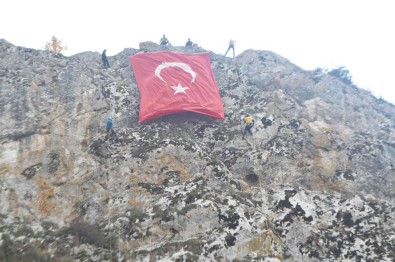 Kayaliklarda Dev Türk Bayragi Açtilar