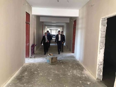 Kaymakam Savar Yapimi Devam Eden Okulu Inceledi