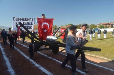 Manisa Ilçelerinde Cumhuriyet Bayrami Kutlandi