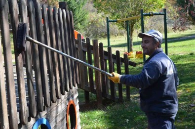 Park Ve Bahçelerdeki Ahsap Malzemeler Onariliyor