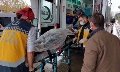 Samsun'da Otomobil Duvara Çarpti Açiklamasi 1'I Agir 2 Yarali