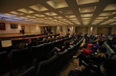 Selçuk'ta 'Anmaktan Anlamaya Dogru Atatürk Ve Cumhuriyet' Konferansi