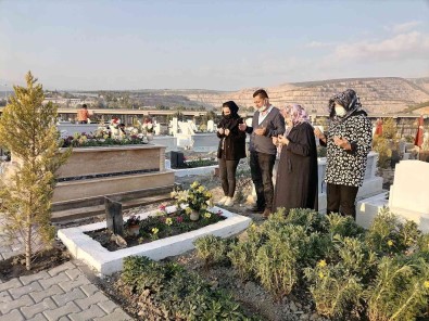 Ayda'nin Annesinin Mezarina Birakilan Not Duygulandirdi
